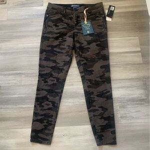 Democracy AbSolution Booty Lift  Camouflage 5 pocket Skinny Jeans NWT Size 10